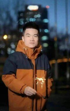 董宇辉的前同事在社交媒体上爆料称，董宇辉的作文都是提前写好的，而并非真正的临场发