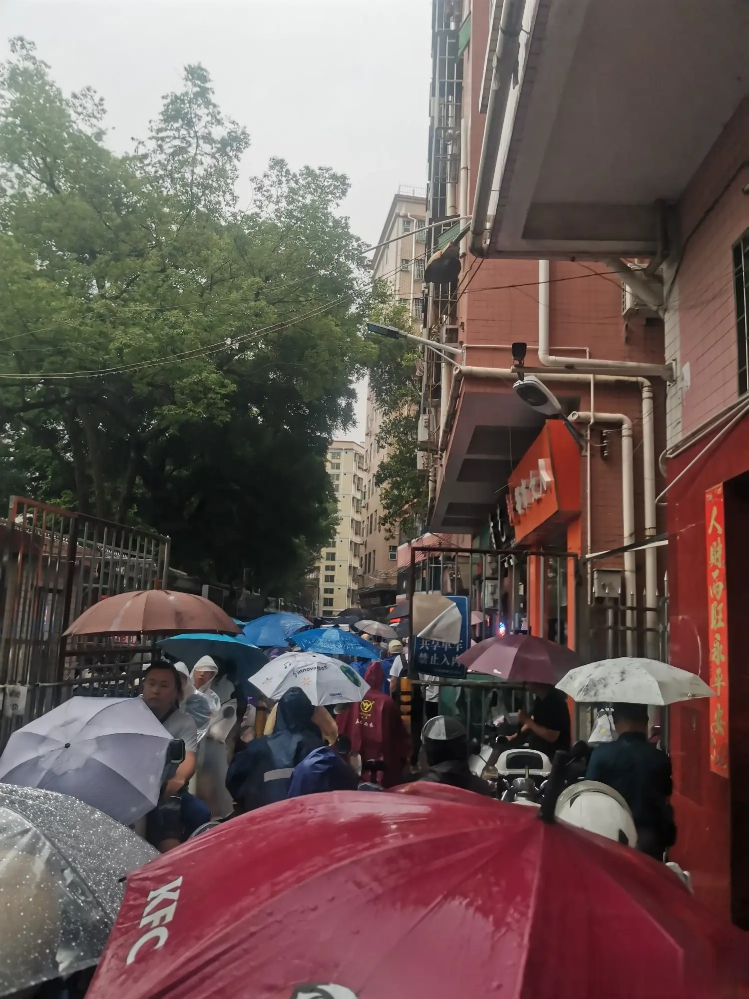 深圳城中村老百姓出行少不了电动车，但是电动车加装雨棚确实有隐患，而且为阻碍交通，