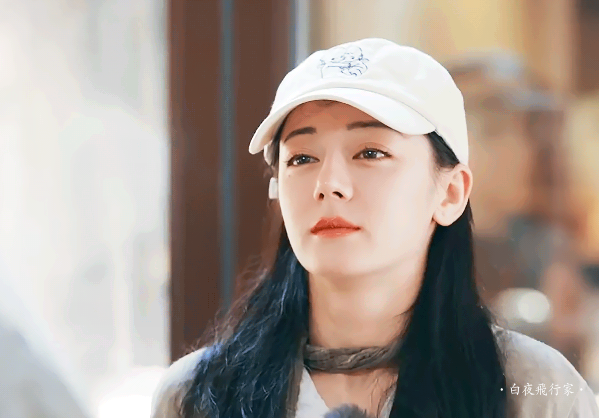 迪丽热巴瞬间失去表情管理～她怎么可以这么可爱呀🤣居然给我们表演了一个一秒变脸[