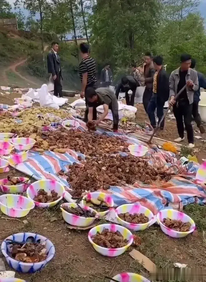 这个规定实在让人想笑又想哭。不过，我们也要冷静分析。乡镇通知出台这个规定，可能是