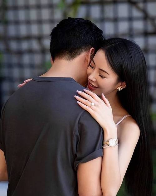 孔子第76代孙———孔令奇4克拉巨钻求婚成功。孔令奇出生在美国洛杉矶，求婚对象为