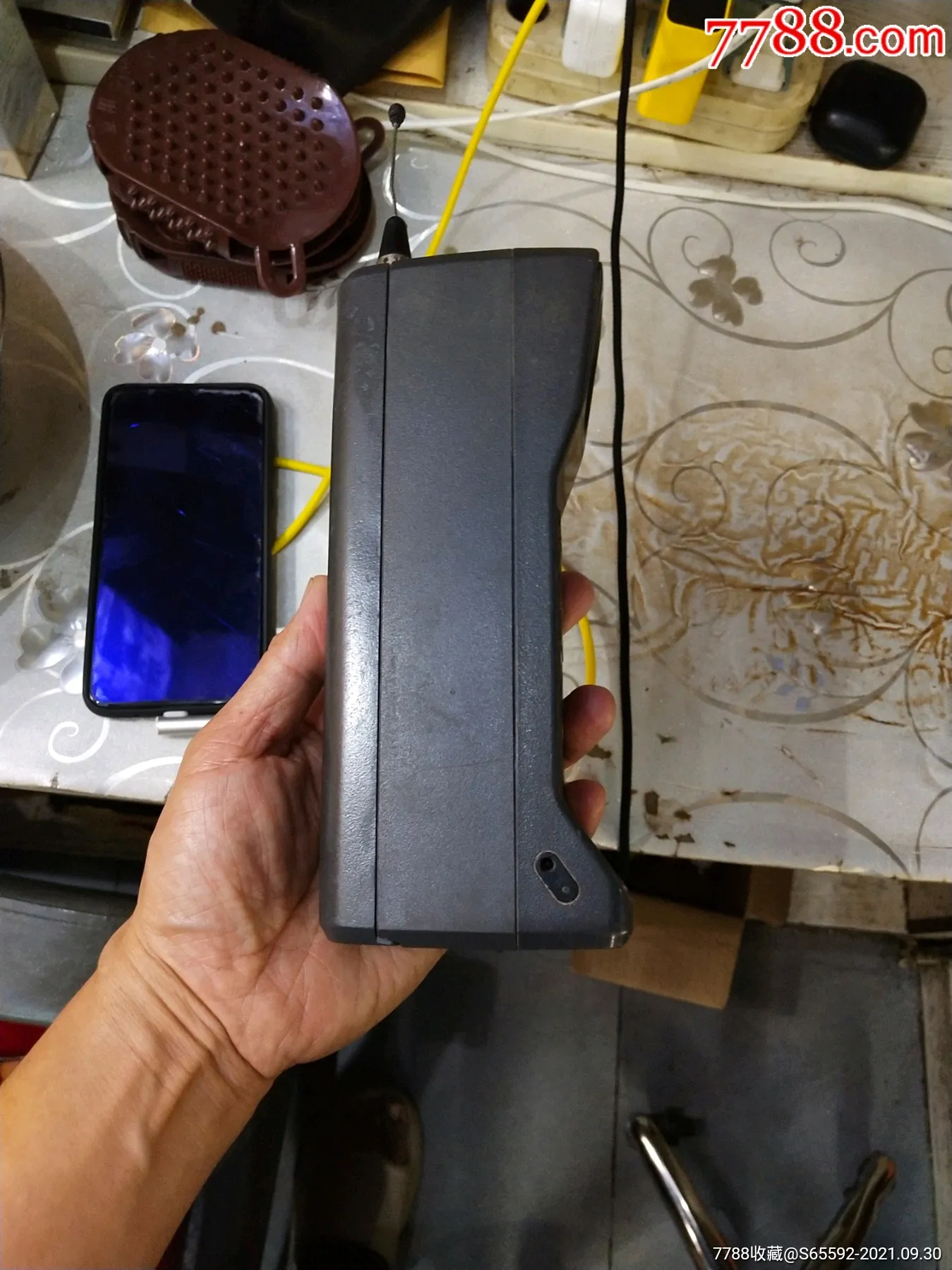 我的第一部手机，哎哟，那可是个古董啦，摩托罗拉的大砖头，哈哈！