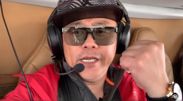 天啊！我坐飞机的时候，飞机突然遇到气流颠簸，我以为要掉下去了，吓得手心都是汗！航