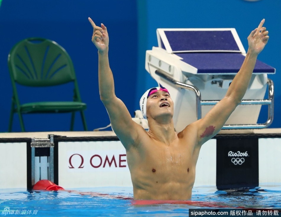 我会认为是否破格征召孙杨参加奥运会应基于其实力、状态和团队需求综合考虑，而不是仅