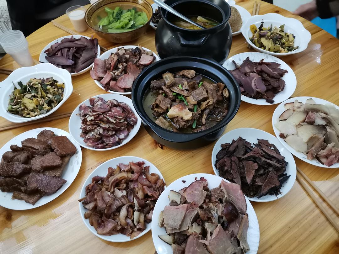 因为前两天看见有爽歪歪发帖问南方人过年是不是都包饺子，所以今天给大家看看我们家乡