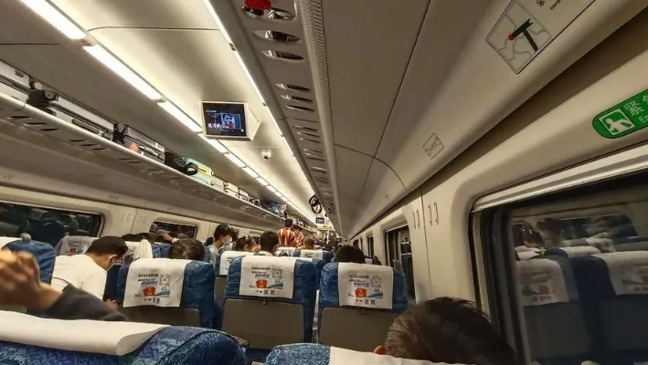 工作人员就把车厢内无座、无票的旅客请下车，让他们补票。很快这则短视频被证实确实是
