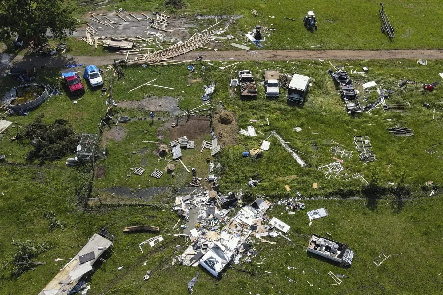 18人死亡！美国中部遭遇最新致命天气，强烈风暴导致房屋倒塌，卡车停靠站被毁，数百