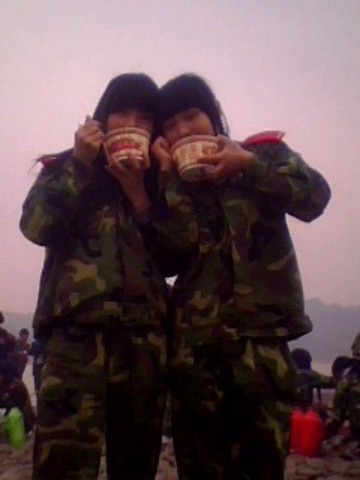 怎么不怀念呢？那个时候春游一个校区的学生都背着锅，拿着菜，去到江边野炊，简单却美