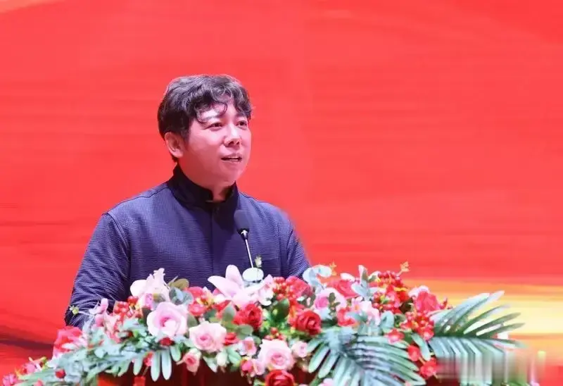 #热门内容分享#近日，歌手胡海泉任高校院长登上热搜。他说，要努力把南海音乐学院打