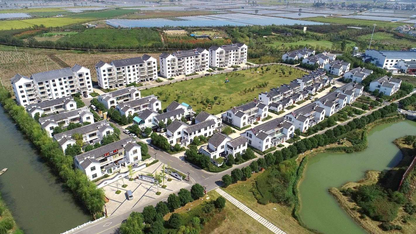 对，这种合村并居比合村住楼好。还有房吗？我要买。