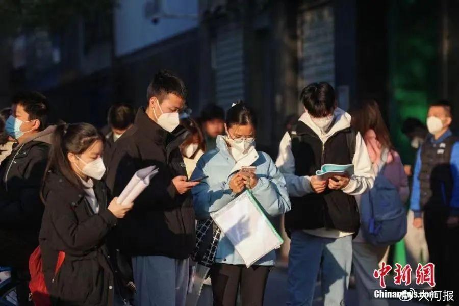 是时候面对现实了，小伙伴们！考研人数降了，考公人数升了，这明显告诉我们生存压力的