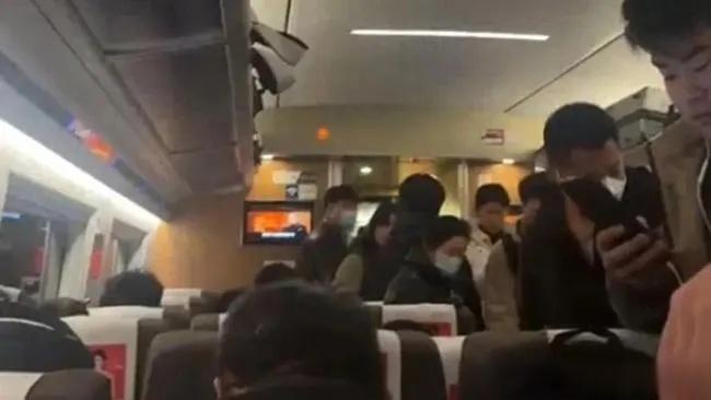 12306回应高铁超载：不建议买短补长1月31日，有网友发布视频称，G1956次