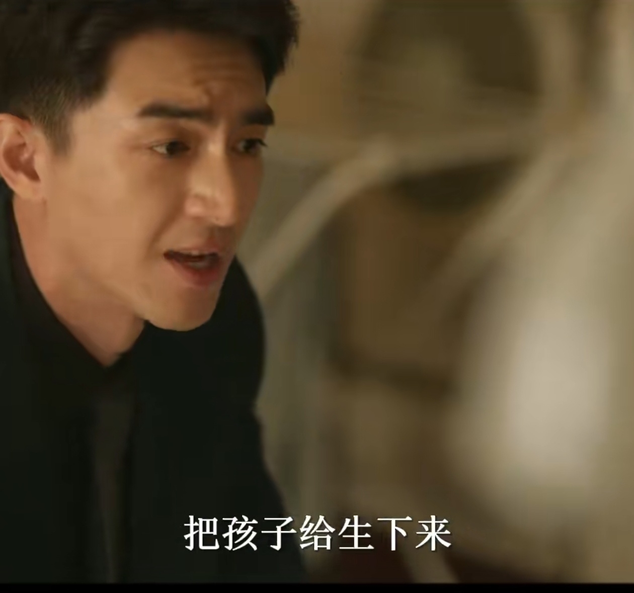 突然想起来之前有人说过的:男人不喜欢那种普通的，他们喜欢独立的，发光的女人，然后