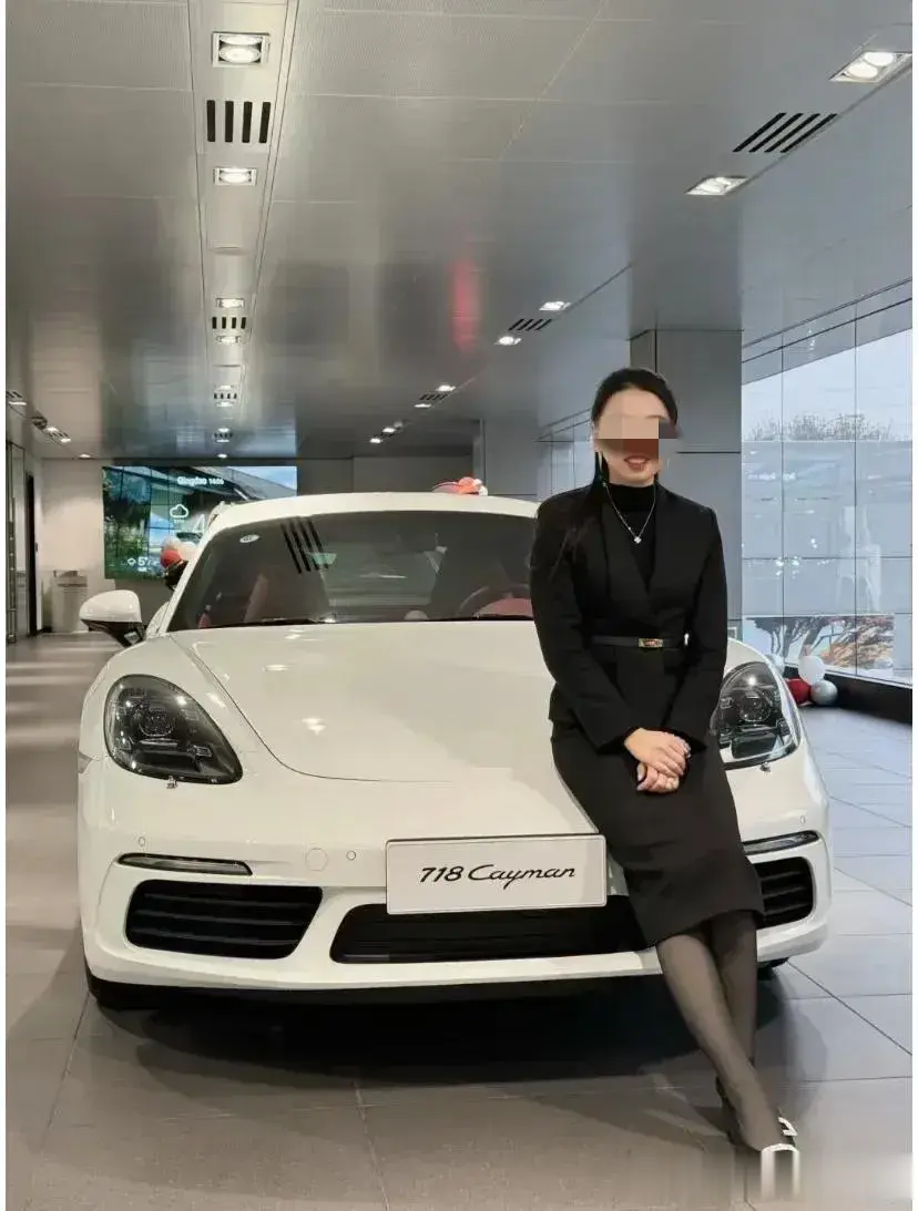 上联：美女保时捷销售一年售百七，百万之价，产值亿七，售后不计。下联：领军行业，事