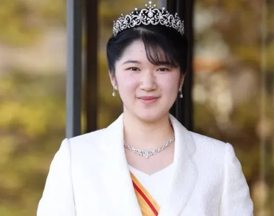 日本天皇独生女成为月薪7000的打工人。三代日本皇室女性都曾患上心理疾病。#轻松
