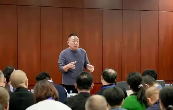 4月5日，胖东来创始人于东来在抖音发布视频称，2024年公司将组织全员出游：管理