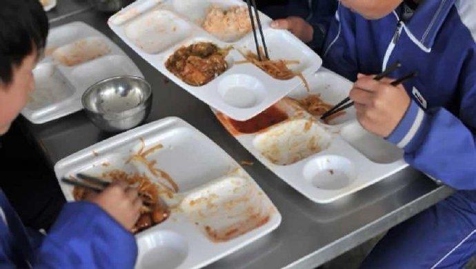 小学生因吐槽食堂饭菜，被做思想教育？学校：没公开批评，是私下引导。学校：谨慎表达