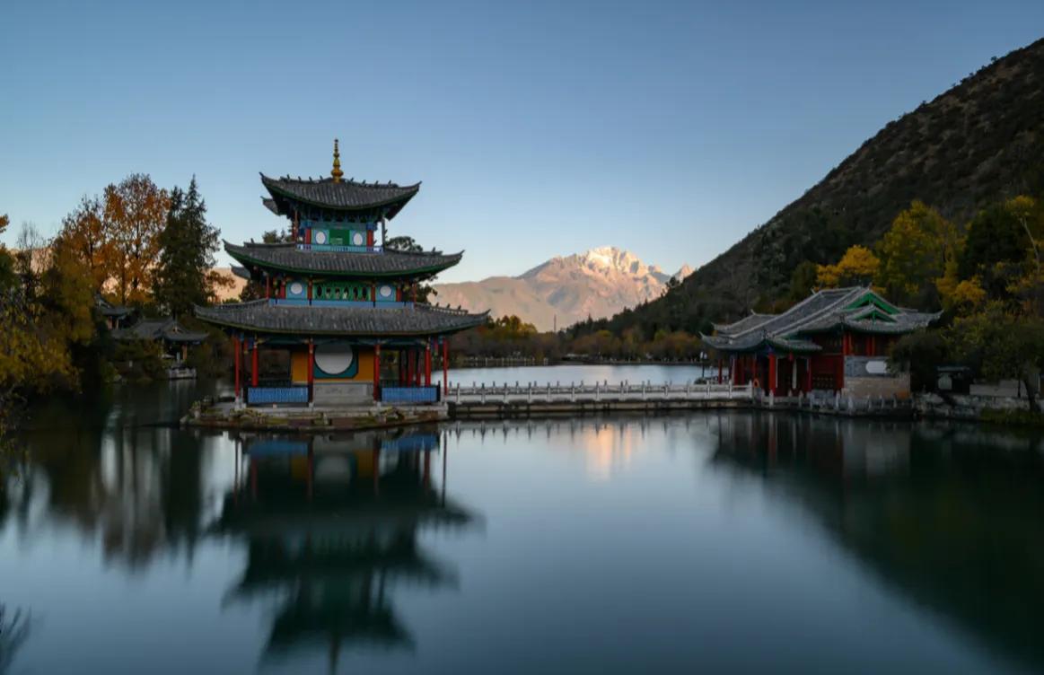 据最新报告显示，今年五一小长假，县域旅游热度飙升！福建平潭、广西阳朔等地凭借独特