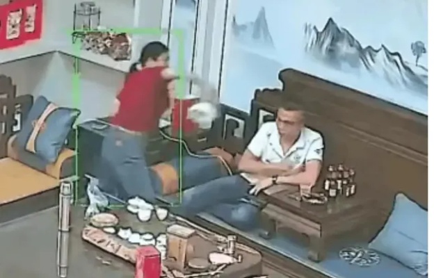 丈夫朝着妻子的方向瞅了一眼，他绝壁想不到，只见妻子毫不犹豫地手提那壶滚烫的开水，