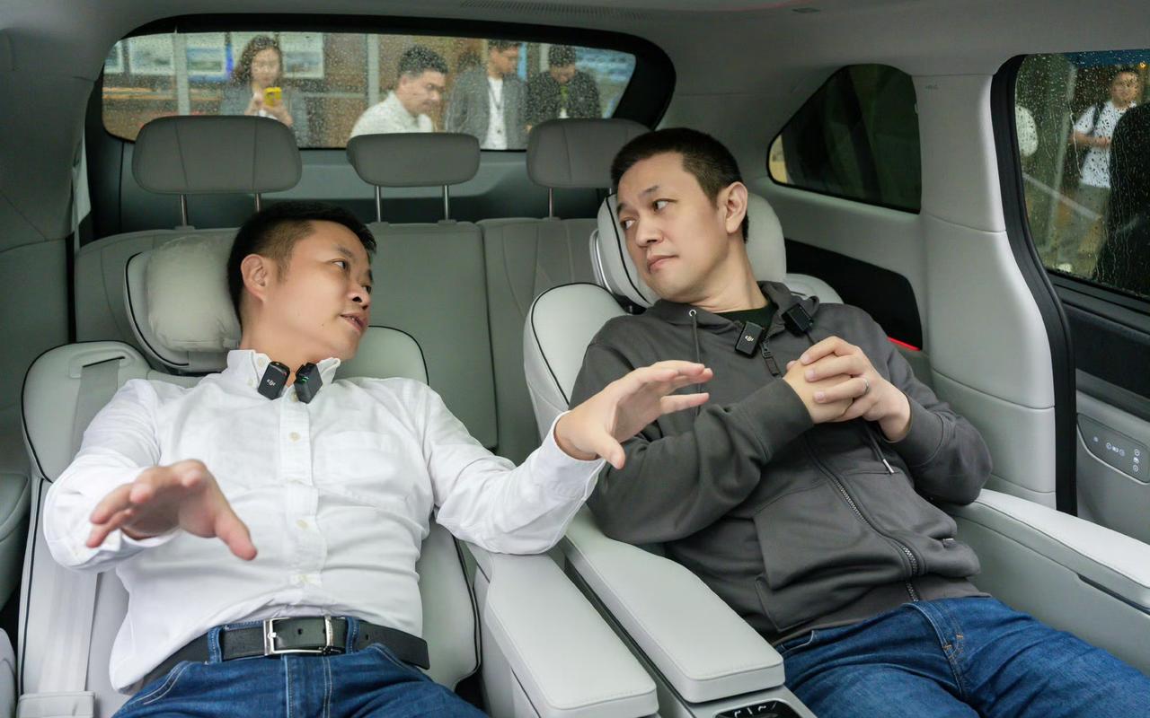 蔚来CEO李斌也买了一辆小鹏X9！日前，小鹏汽车CEO何小鹏表示，这是李斌8年来