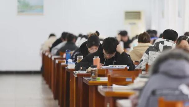 斯坦福博士选择成为乡镇公务员并非浪费，而是学以致用的新起点。优秀的人才值得更大的