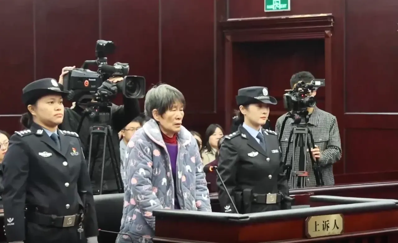 曾拿滚烫的水浇到5岁女孩头上！重审人贩子余华英，每一笔罪恶都不能被放过！10月1
