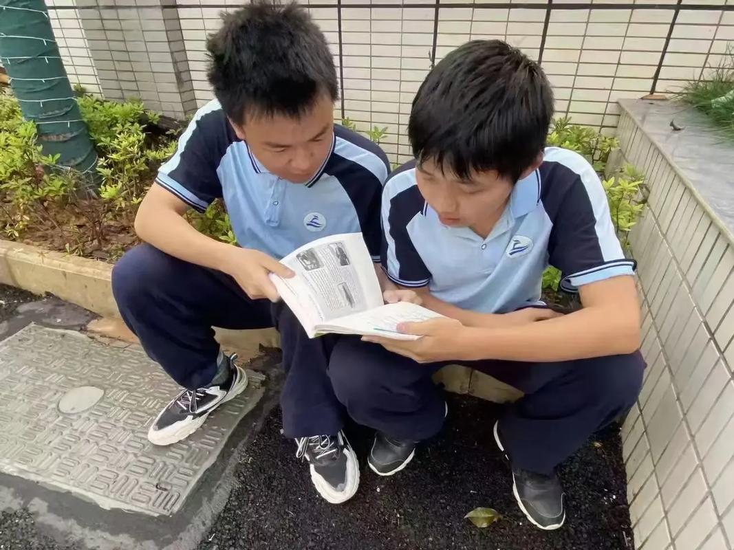哎呀，这事儿嘛，得分情况。中专有中专的优势，关键是娃自己喜欢啥、适合啥，对吧？