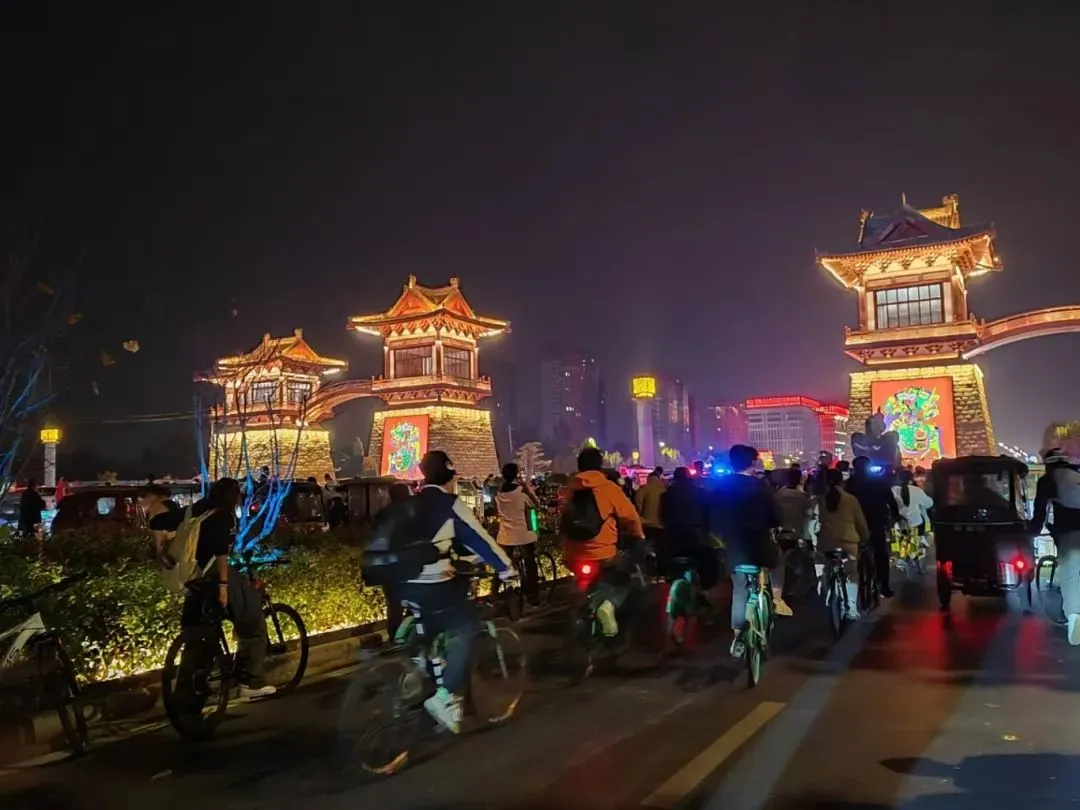 几天前，我刷到有关郑州大学生夜骑开封的视频，生怕我家闺女也跟风参加这类活动，赶紧