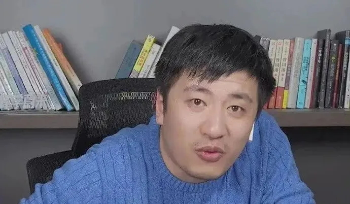 张雪峰被立案，人红是非多！之前张雪峰说了一句“所有文科专业都是服务业”，惹得很多