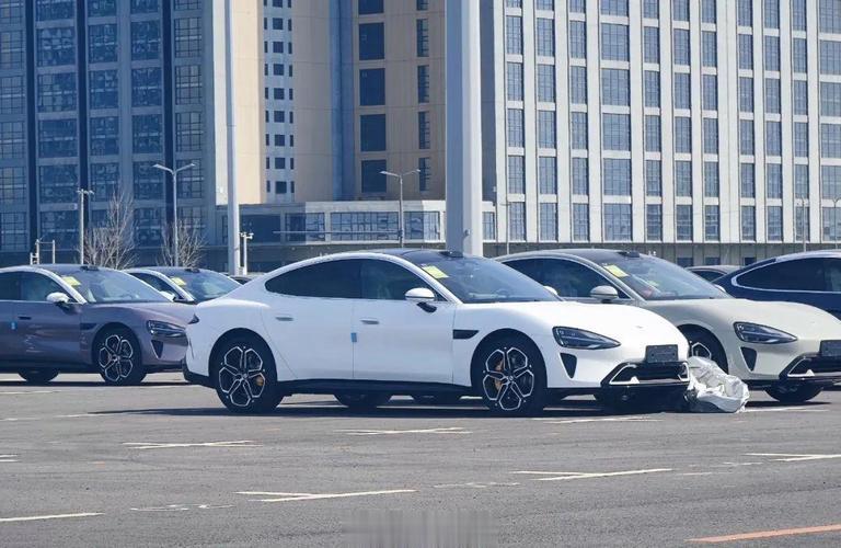 以小米的科技实力和硬件优势，我会选择购买小米汽车，期待其带来一场汽车与科技的革新