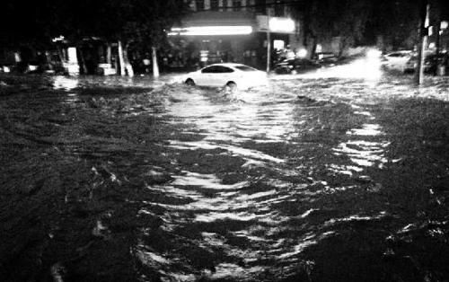 我认为城市每年暴雨成“海”的原因是多方面的，包括城市规划不足、排水系统不完善、绿