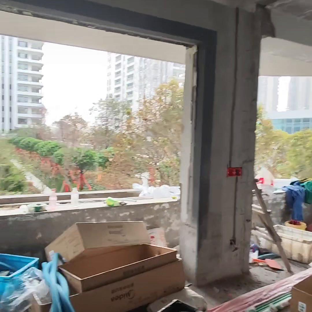 今天带大家看一下正在施工的工地，现在是水电和中央空调同时施工。因为业主比较急着住