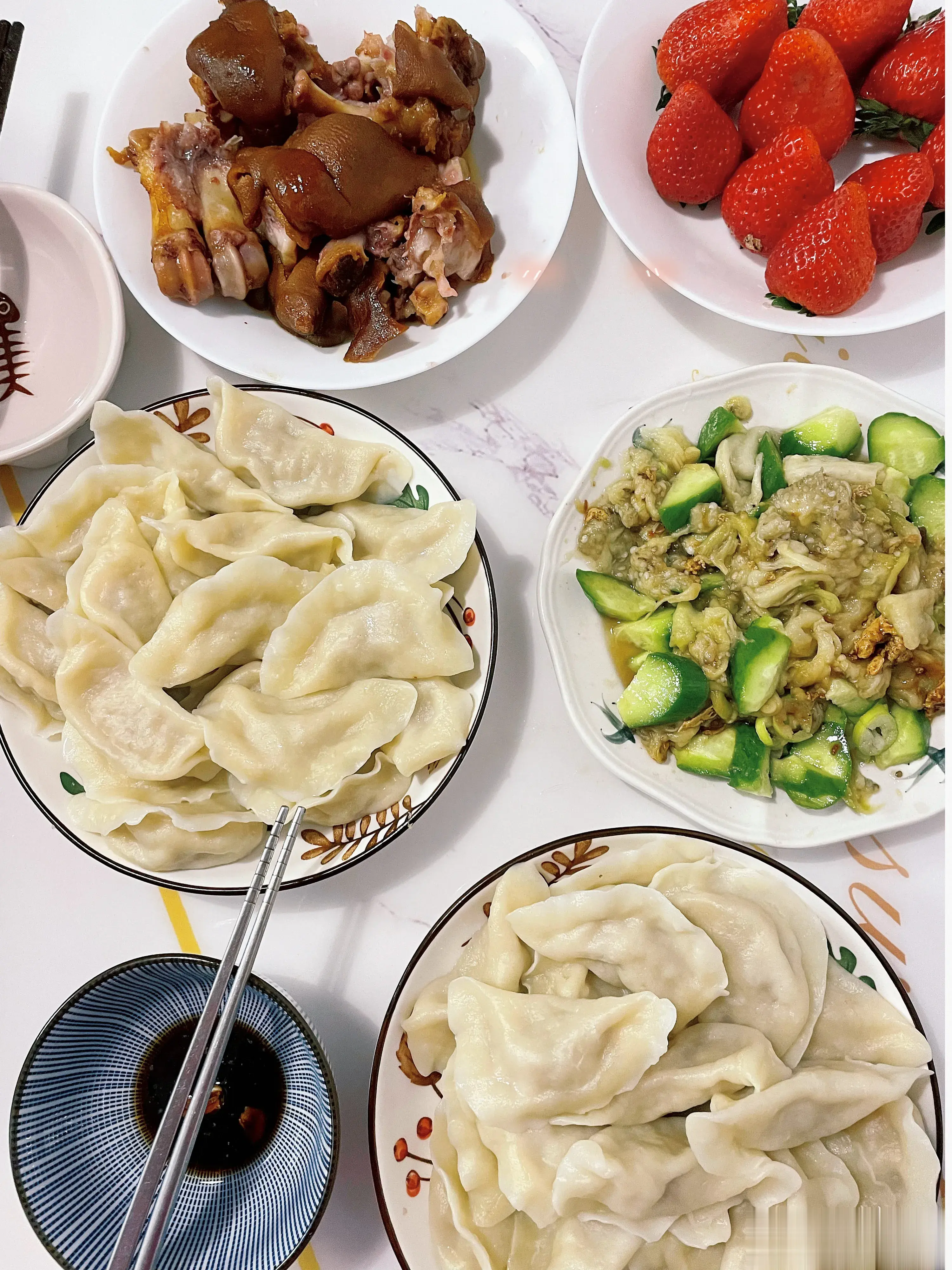 南方人也有吃饺子的，我从小到大过年都是吃饺子，不光是过年还有一些其他节日也是吃饺