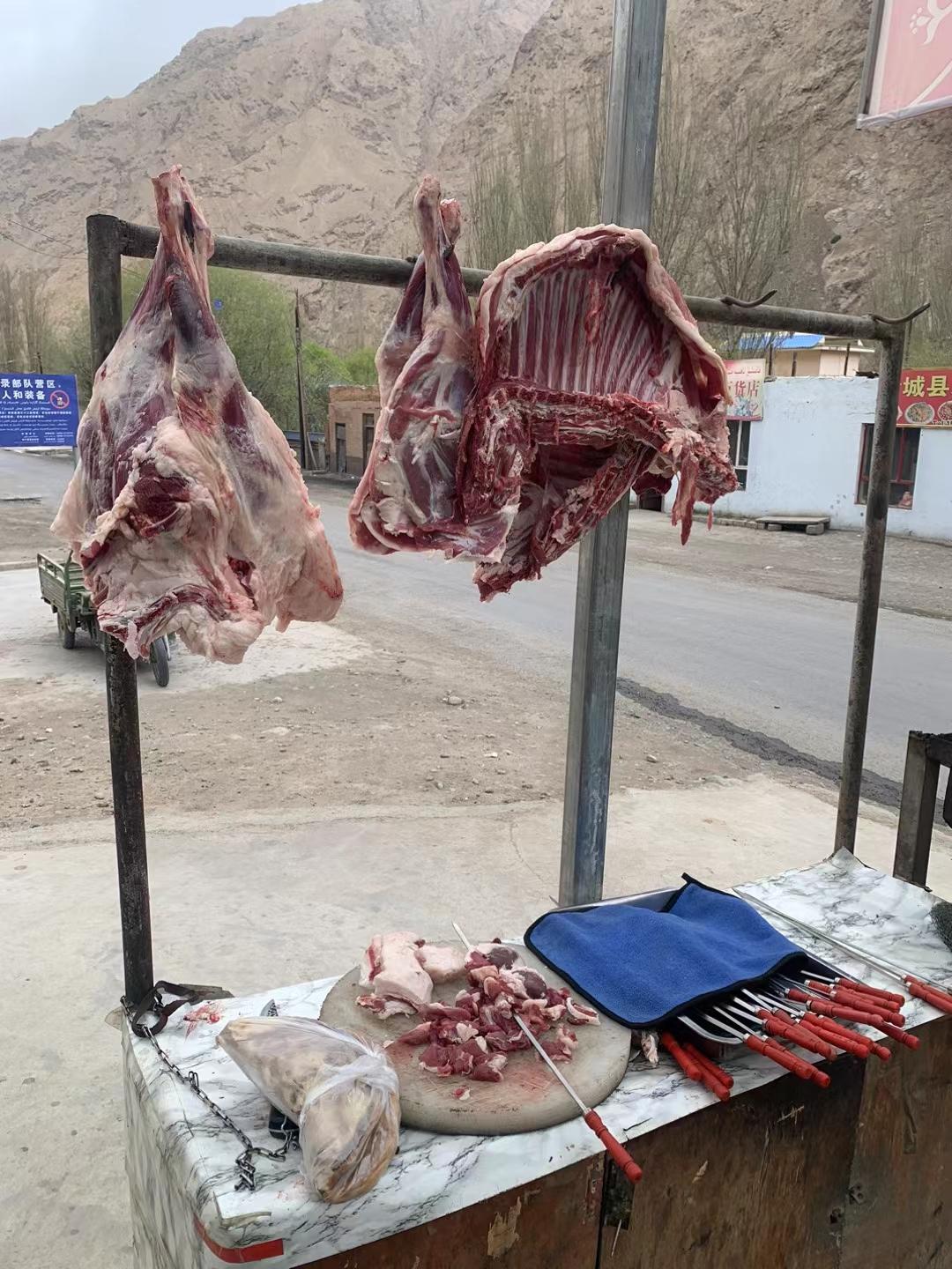 有时候眼睛看到的不一定真实，就像肉串刚下炉子和撒了孜然后有啥区别？？？变幻莫测：