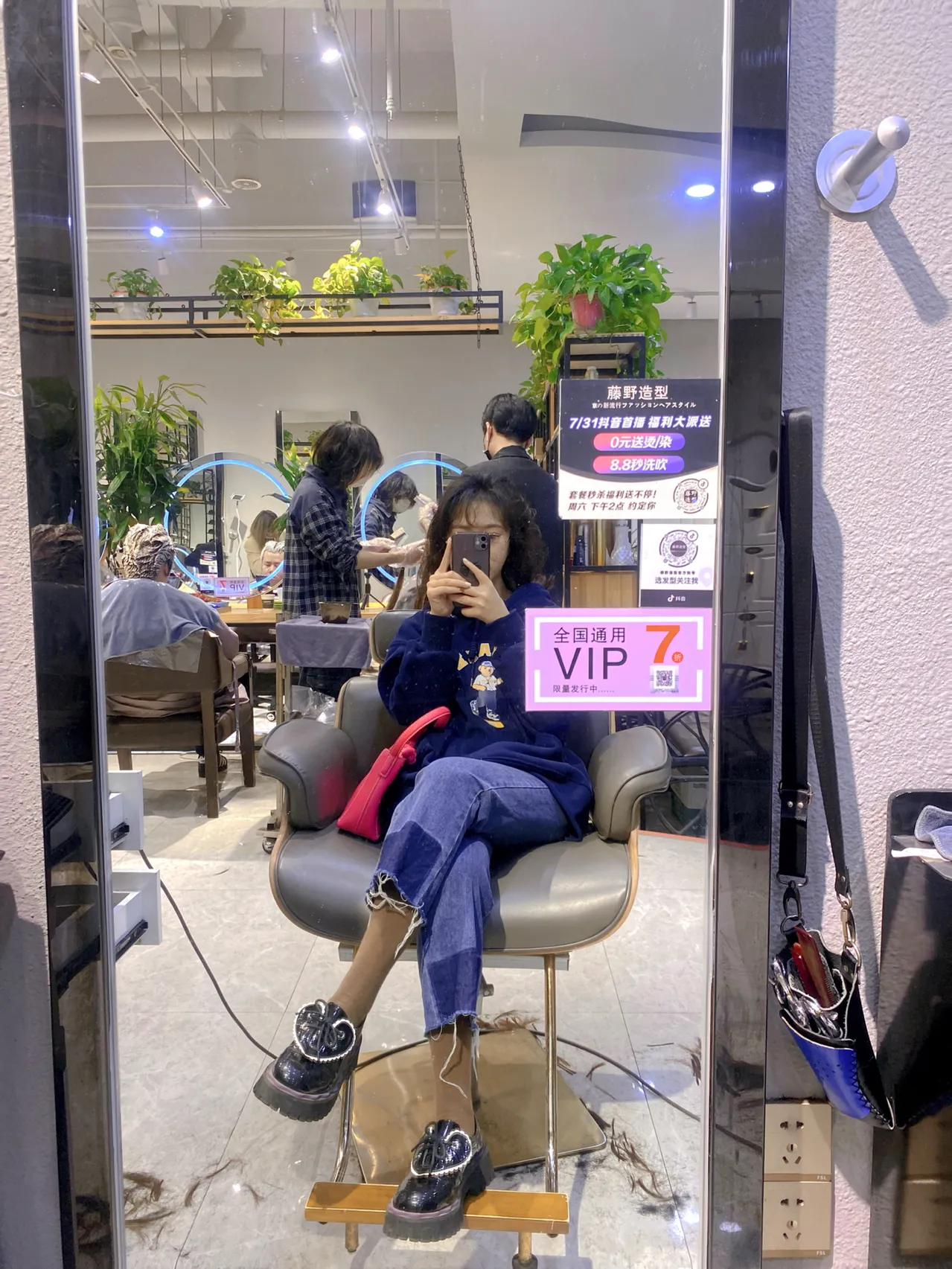 我这里男的要30元，女的发色更贵！坐标东北 

