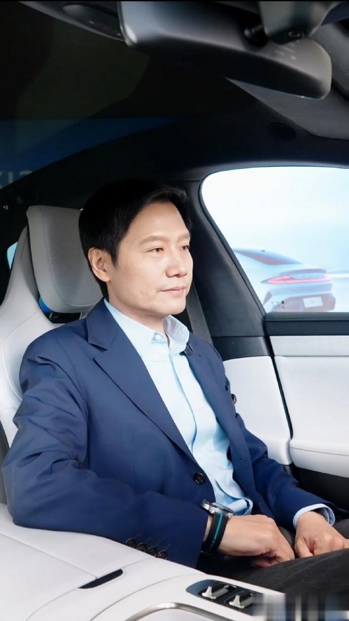 哈哈，老李你这话真是默契！但是，雷总的小米汽车可不仅仅要考虑价格问题哦！