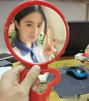这就是镜子里面的我，像不像我的女神刘亦菲