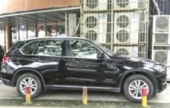 停在门店侧边已经有13天了。“买了车，却‘无车可开’。周先生告诉记者，这台宝马车