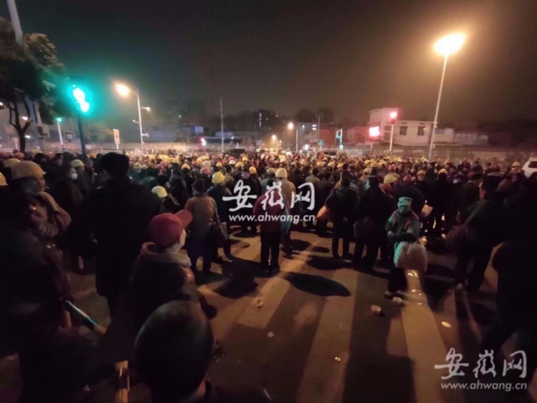 看过凌晨五点的劳务市场，我决定年底不辞职了。凌晨...合肥劳务市场的农民工们，没