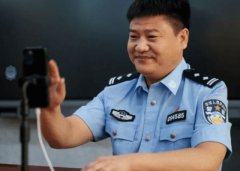 老陈说，现在短视频这么流行，就连没上过学的文盲都会玩，老百姓和基本都在这个平台上