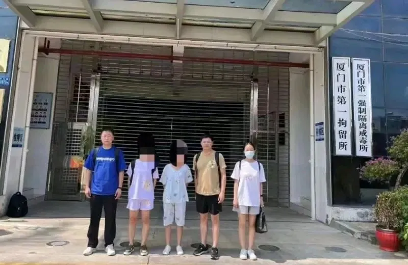 上联：青年怀金彩，七万七千礼，越南新娘迎。下联：婚后故人别，一周无声期，感慨空余