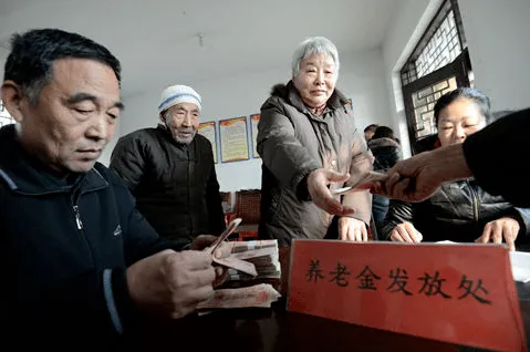 #养老金应不应该给农民涨#应该涨，农民为国家做出了极大的贡献，不管是解放前期还是