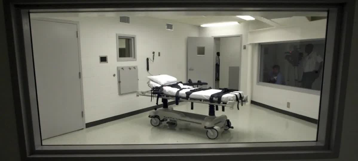 美国实施的氮气死刑比枪决和注射死刑更加可怕和恐怖。据报道，被执行死刑的史密斯在氮