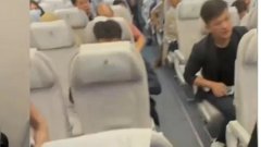 飞机滑出后，女子疑因情感问题强行要求下飞机，事发浦东机场