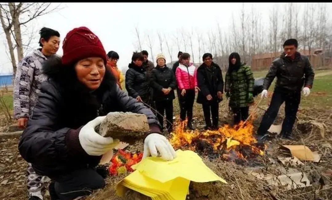 #“闰年无春不上坟”说法靠谱吗#这句话的后面还有一句，“上坟祸事要临门”。不靠谱