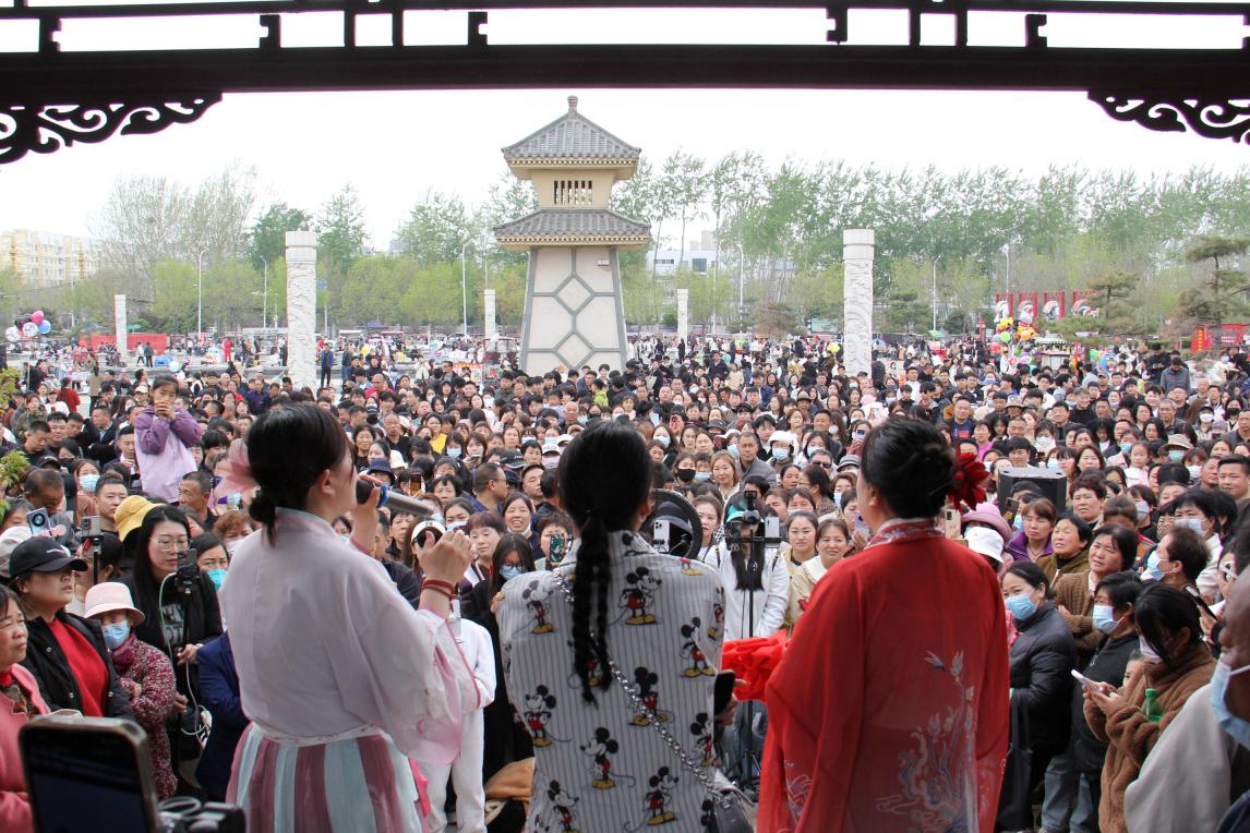 江西高彩礼现象备受关注，彩礼金额攀升成攀比工具，给家庭带来沉重经济压力。年近七十