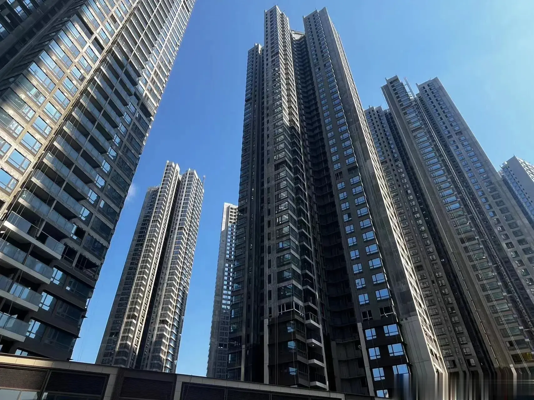 香港楼市松绑，但是内地一线城市不会松绑的。对深圳楼市的影响不大。深圳的房子大多数