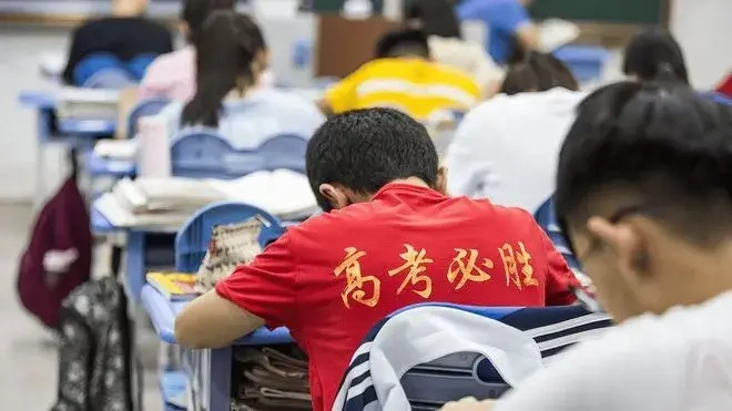 致2024届高考生：披荆斩棘，砥砺前行，你们的智慧与汗水将在六月结晶。愿你们笔下