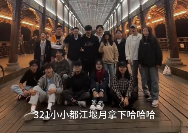 压不住了！郑州大学生夜骑开封刚刚被制止，合肥大学生夜骑巢湖又开始了。紧接着，四川