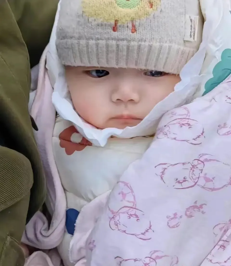 这么可爱的四个月的女孩被亲生父母遗弃。父母已经构成遗弃罪。遗弃罪是指负有扶养义务